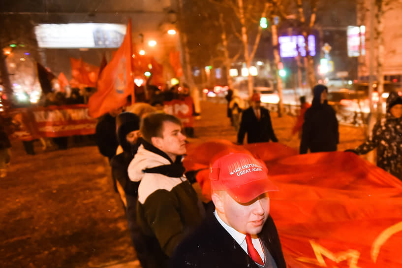 Демонстрация и митинг Новосибирского обкома КПРФ на площади Ленина в честь 107-ой годовщины Великой Октябрьской социалистической революции