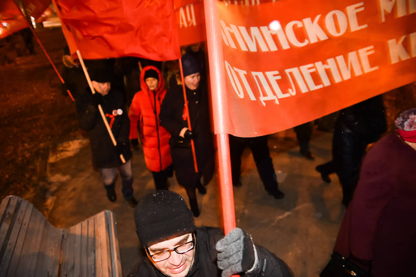 Демонстрация и митинг Новосибирского обкома КПРФ на площади Ленина в честь 107-ой годовщины Великой Октябрьской социалистической революции