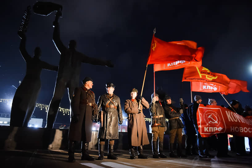 Демонстрация и митинг Новосибирского обкома КПРФ на площади Ленина в честь 107-ой годовщины Великой Октябрьской социалистической революции