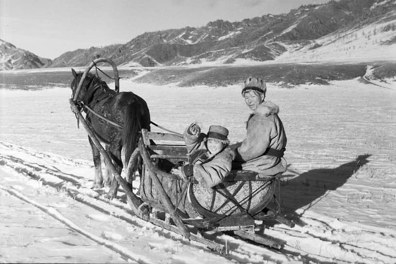 1952 г. СССР, Республика Алтай, село Шебалино.
Колхозный чабан Таный Чалчикова едет учиться на два месяца в шебалинский  «Дом Алтайки»