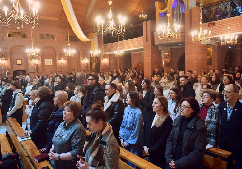 Верующие во время богослужения