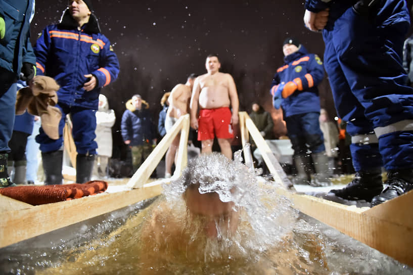 Верующие во время чина Великого водоосвящения на реке Оби в районе Затон