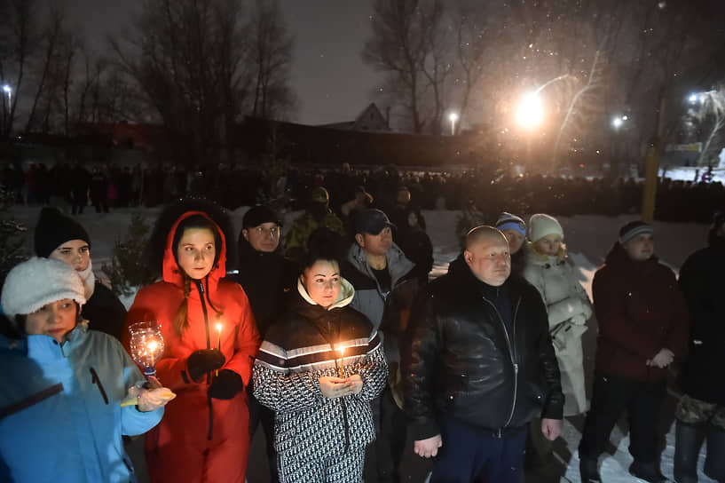 Верующие во время чина Великого водоосвящения на реке Оби в районе Затон в Новосибирске