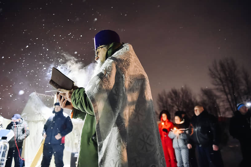 Священнослужитель совершает молебен во время чина Великого водоосвящения на реке Оби в районе Затон 