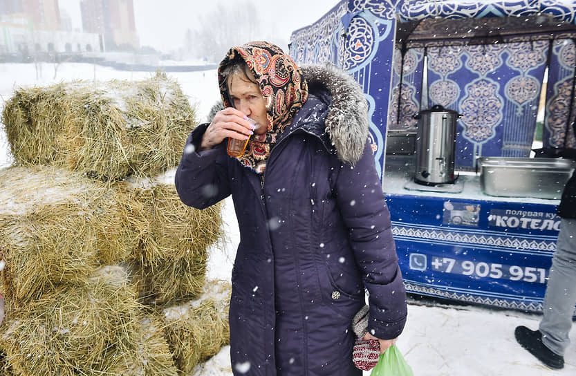 Верующие после окончания Крещенских купаний в проруби на озере Жемчужина Сибири