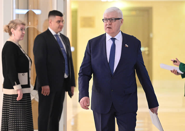 Представитель заксобрания Иркутской области в Совете федерации России Сергей Брилка перед началом заседания 