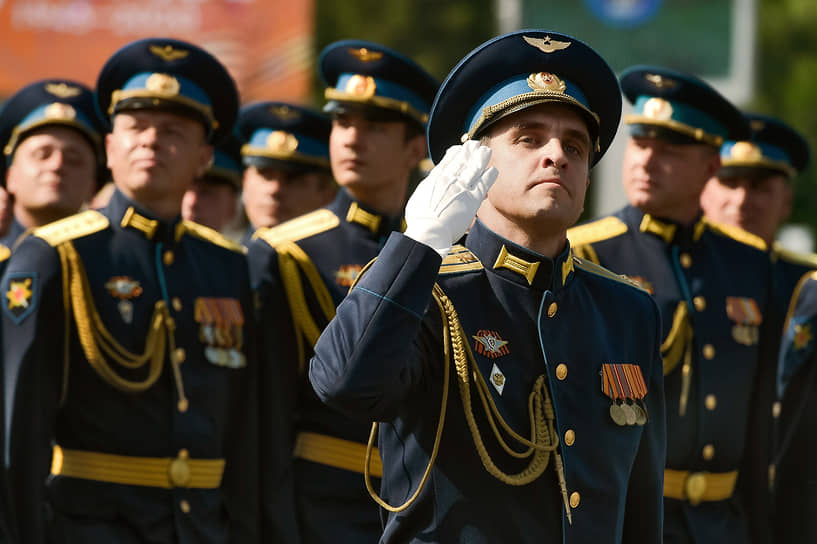 Военнослужащие на параде, посвященном 75-летию Победы в Великой Отечественной войне на площади Ленина в Новосибирске, 2020 год
