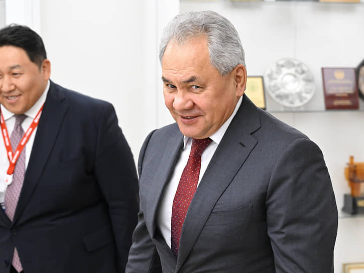 Секретарь Совета безопасности (СБ) России Сергей Шойгу (справа) и секретарь СБ Монголии Алтангэрэйлин Бямбажаргал во время встречи в Администрации президента России