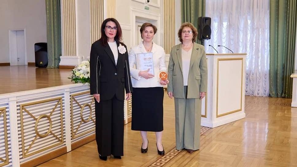 Награду «Бренд Кузбасса» за «ФИНГО-Сибирь» получает Заира Махачева (в центре), Генеральный директор «ТЛП Менеджмент»