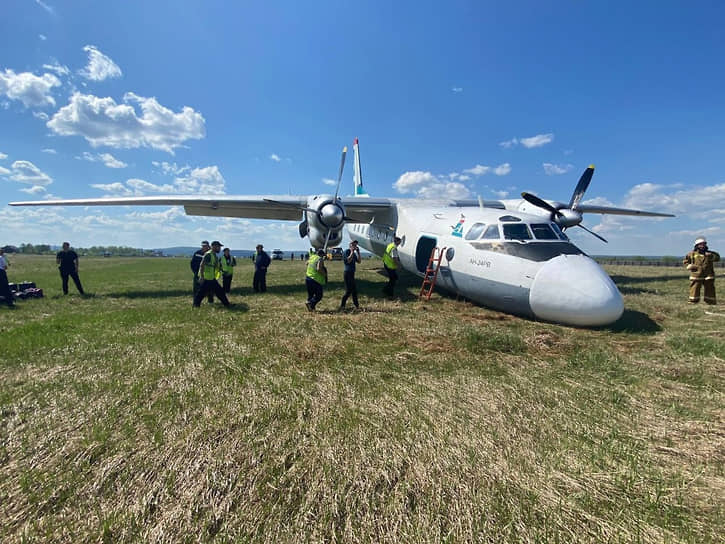 Самолет Ан-24 авиакомпании «Ангара» выкатился за пределы взлетно-посадочной полосы. Воздушное судно выполняло рейс Иркутск — Киренск