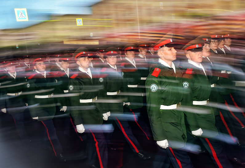Репетиция военного парада, посвященного 80-й годовщине Победы в Великой Отечественной войне, на проспекте имени Газеты Красноярский рабочий в Красноярске