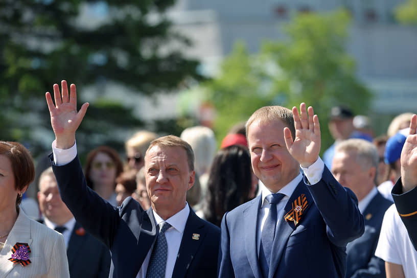 Губернатор Алтайского края Виктор Томенко (справа) и мэр Барнаула Вячеслав Франк во время торжественного шествия в колонне Бессмертного полка