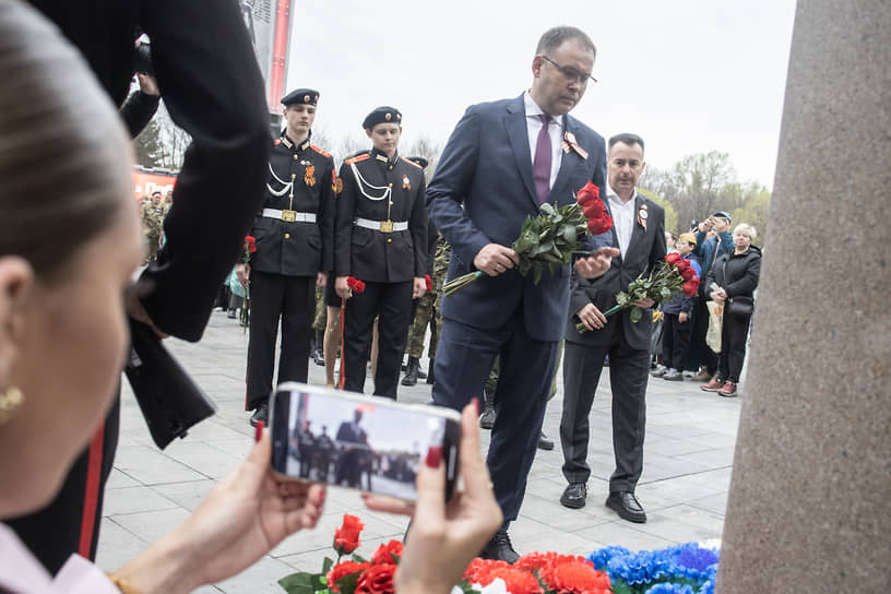 Илья Середюк, губернатор Кемеровской области во время торжественного возложения цветов к вечному огню в честь 80-й годовщины Победы в Великой Отечественной войне в Прокопьевске