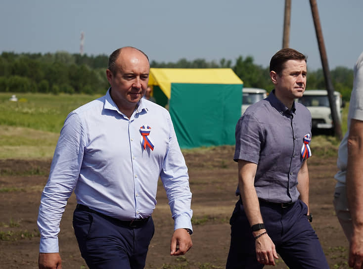 Аксененко Александр, заместитель председателя комитета Государственной думы России по строительству и ЖКХ (слева), и Андрей Шинделов, министр сельского хозяйства Новосибирской области, на открытии конноспортивных соревнований в Сузунском районе Новосибирской области