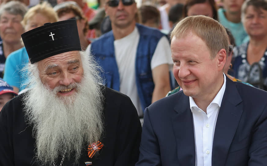 Губернатор Алтайского края Виктор Томенко (справа) и митрополит Барнаульский и Алтайский Сергий на праздничном мероприятии в честь Дня России