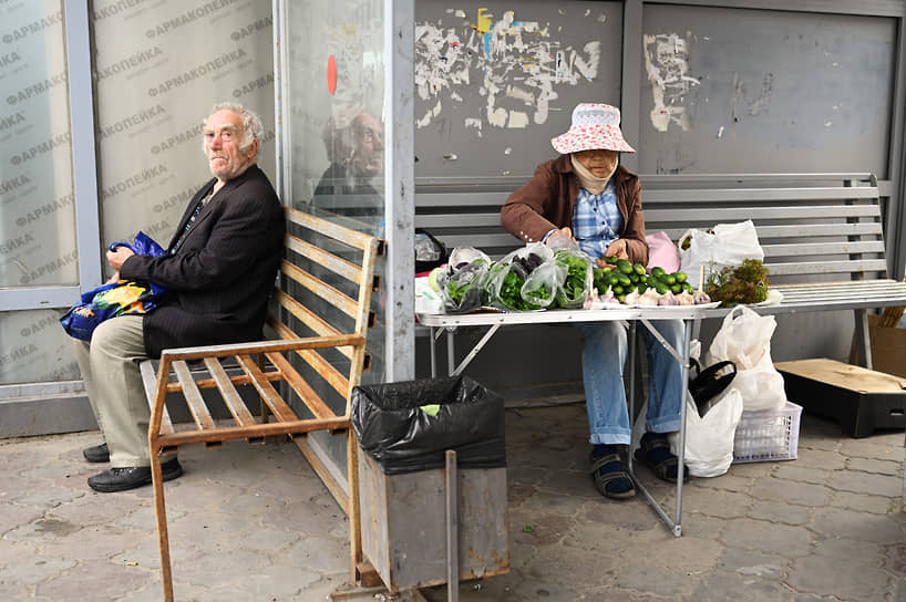 Продажа садовых овощей на остановке общественного транспорта в Омске
