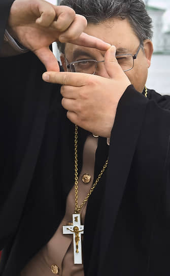 Настоятель Успенского собора Енисейска иерей Николай Запольских во время празднования Дня города Енисейска, Красноярский край