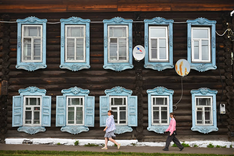 Деревянный двухэтажный жилой дом с резными наличниками в Енисейске, Красноярский край
