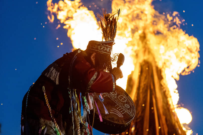Шаман во время обряда на триатлон-гонке Wild Siberia Xtreme Triathlon-2025 в селе Акташ, Республика Алтай