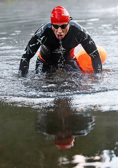 Триатлон-гонка Wild Siberia Xtreme Triathlon-2025 в селе Акташ. Участник заплыва