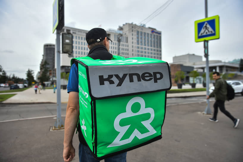 Курьер сервиса доставки «Купер» на улице Дубровинского в Красноярске