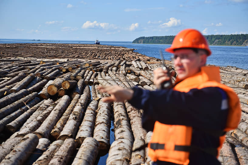 Сотрудники Енисейского речного пароходства во время подготовки и отправки плота с лесом из устья реки Ангары по реке Енисею в Дудинский порт