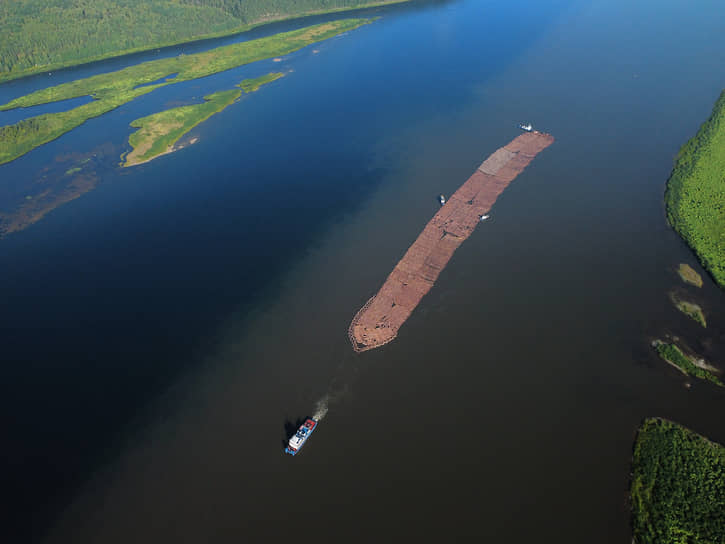 Отправка леса сотрудниками Енисейского речного пароходства из устья реки Ангары по реке Енисею в Дудинский порт. Плот при длине 800 метров и ширине 70 метров содержит 22,5 тыс. кубометров древесины