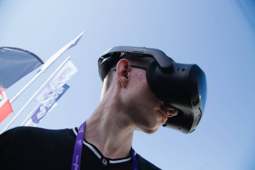 Мужчина в очках виртуальной реальности на стенде в рамках международного форума технологического развития «Технопром-2025» в Новосибирске