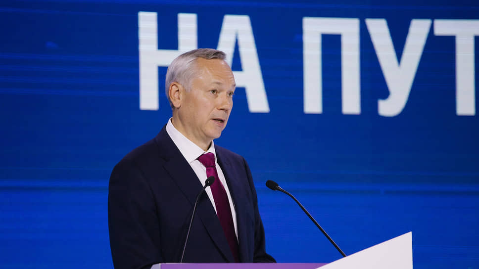Губернатор Новосибирской области Андрей Травников во время пленарного заседания на международном форуме технологического развития «Технопром-2025» в Новосибирске
