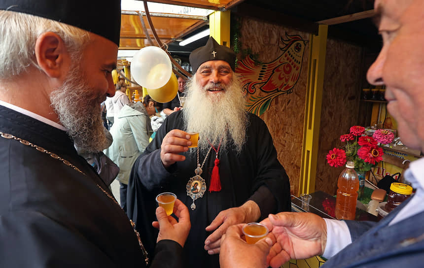 Митрополит Барнаульский и Алтайский Сергий во время празднования Медового спаса в Барнауле