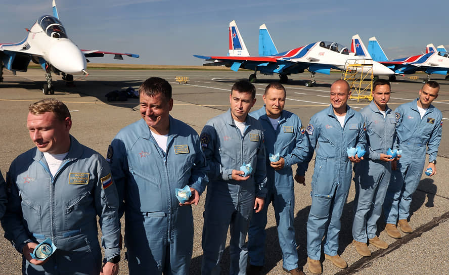 Авиагруппа «Русские витязи» 28 августа прилетела поздравить Барнаул с Днем города. Пилотажная группа приземлилась в международном аэропорту Барнаула имени Г. С. Титова