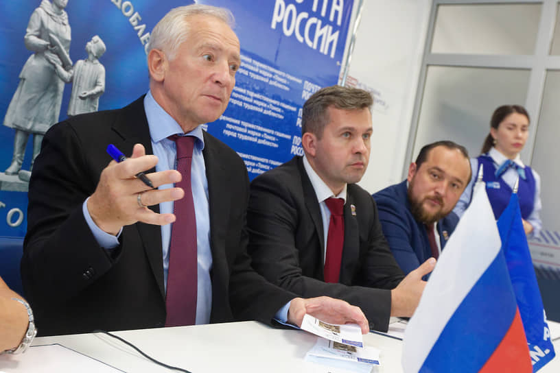 Торжественная церемония гашения марки серии «Города трудовой доблести» в штабе общественной поддержки «Единой России» в Томской области. Губернатор Томской области Владимир Мазур (слева), мэр Томска Дмитрий Махиня (в центре) и председатель Думы Города Томска Сергей Сеченов (справа)