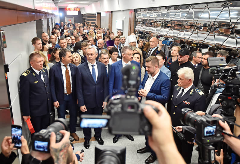 Губернатор Новосибирской области Андрей Травников (третий слева), председатель ЛДПР Леонид Слуцкий (в центре) во время открытия станции «Спортивная» в Новосибирске