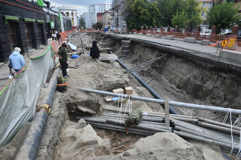 В погребении размером 3,5 м на 3,5 м ученые обнаружили три десятка скелетов. Тела были уложены по меньшей мере в четыре яруса