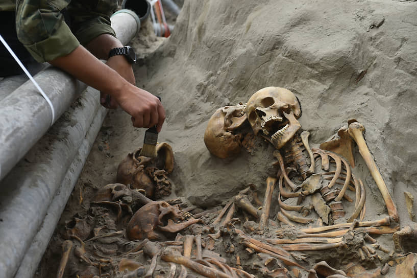 Захоронение XVII века было обнаружено в центре Красноярска совершенно случайно: при замене труб экскаватор вместе с землей зацепил останки человеческих тел