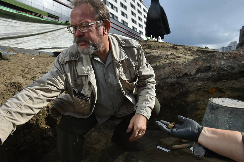 Других артефактов найти пока не удалось. «Гол как сокол. Не успели пограбить, а если успели — то все пропили»,—предположил в разговоре с «Ъ-Сибирь» начальник отдела НПО «Археологическое проектирование и изыскание» Александр Тарасов