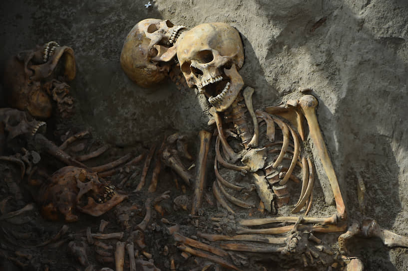 Большинство людей были похоронены непосредственно в землю, считают археологи. Удалось обнаружить фрагменты только двух дощатых гробов. Еще одной находкой стали остатки кожаной обуви