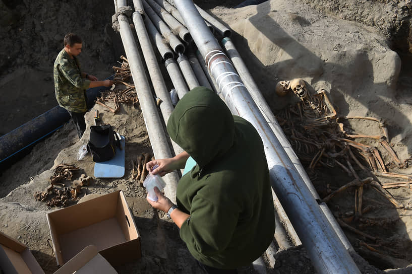 Почти все скелеты принадлежали мужчинам в возрасте от 18 до 40 лет. В погребении также оказались кости младенца и подростка лет десяти