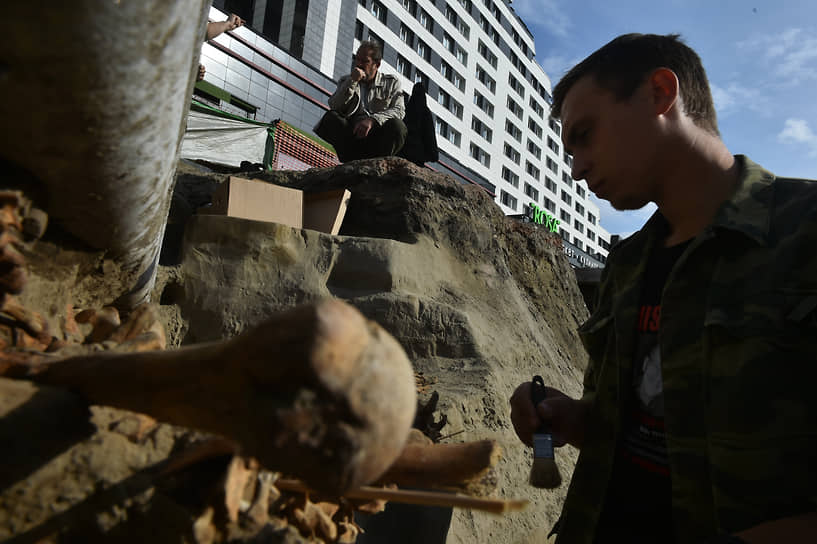 Археологи во время раскопок на коллективном захоронении первых жителей Красноярска XVII века