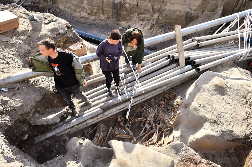 Могила использовалась в течение нескольких месяцев: тела подкладывали слоями, подсыпая землю
