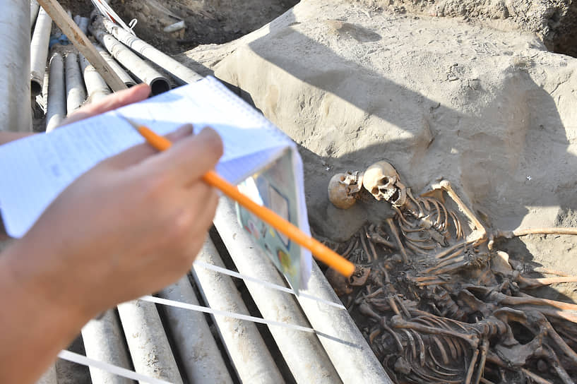 Археологические раскопки массового захоронения XVII века на улице Каратанова в центре Красноярска