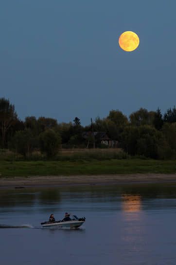 Луна над рекой Иртыш перед началом полного лунного затмения. Тара, Омская область