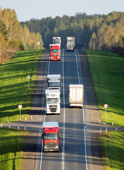 Грузовые автомобили на трассе Кемерово — Красноярск (Р-255)