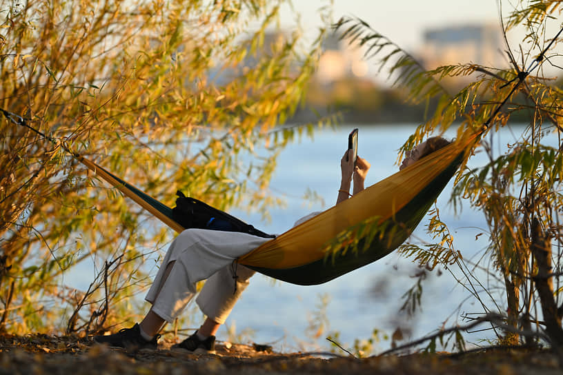 Отдыхающий на берегу реки Иртыше в парке культуры и отдыха «Зеленый остров» в Омске