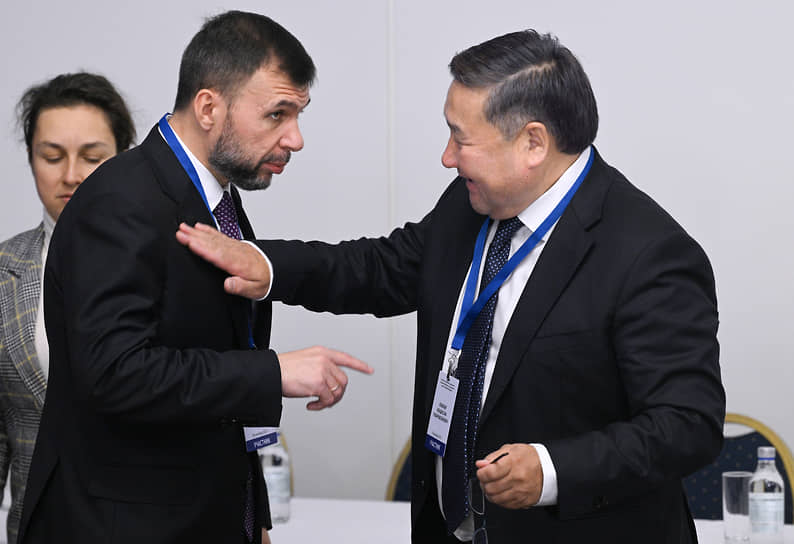 Глава Донецкой Народной Республики Денис Пушилин (слева) и глава Республики Тыва Владислав Ховалыг перед началом заседания комиссии Госсовета России по вопросам поддержки участников СВО и членов их семей