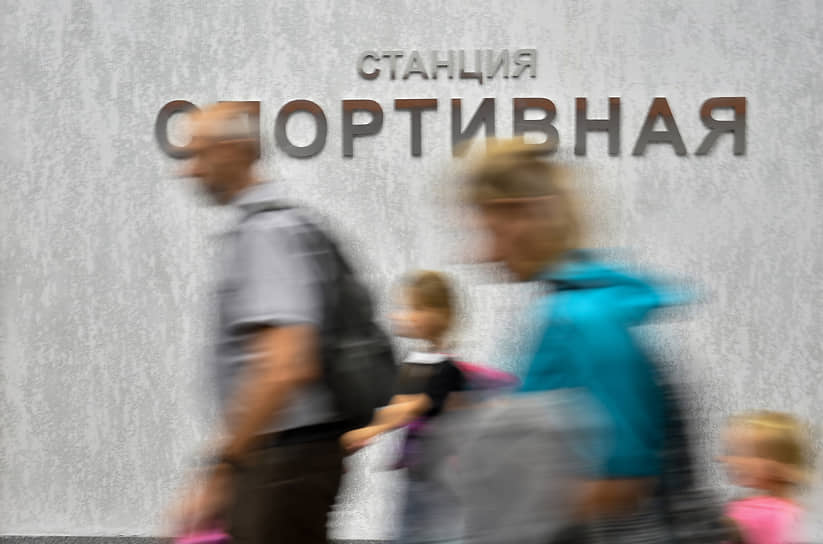 Первые пассажиры станции метро «Спортивная» в Новосибирске