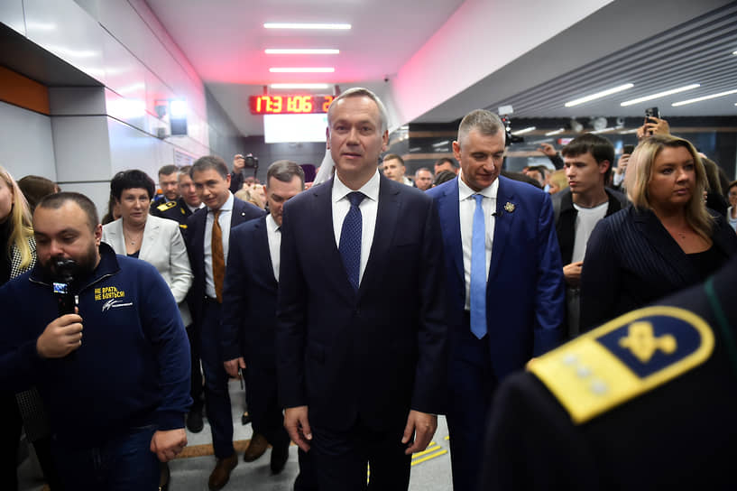 Губернатор Новосибирской области Андрей Травников (в центре) и председатель ЛДПР Леонид Слуцкий (рядом справа) на открытии станции метро «Спортивная» в Новосибирске
