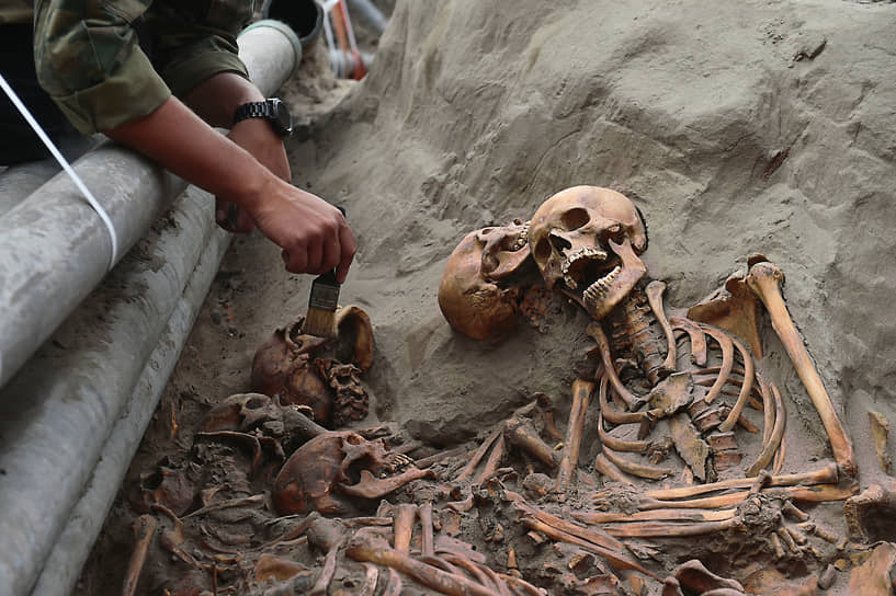 Археологические раскопки массового захоронения XVII века на улице Каратанова в Красноярске, обнаруженного во время ремонта трубопровода