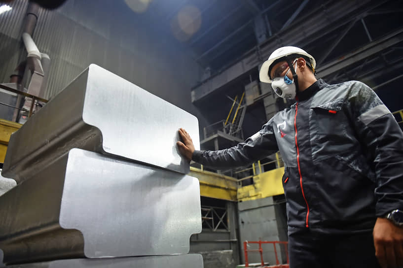 Рабочий на Красноярском алюминиевом заводе компании «Русал»