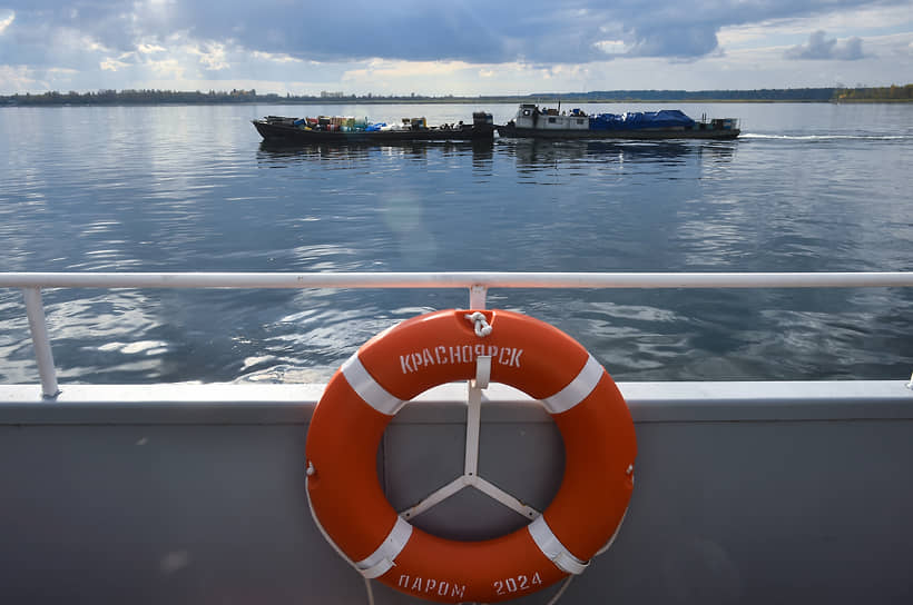 Баржа с топливом на реке Енисее, Красноярский край